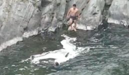 Video उत्तराखंड के गांव में लड़की को साथ भगाने दिल्ली से आया प्रेमी, गांव वालों ने घेरा तो नदी में कूद गया