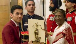 उत्तराखंड के शटलर लक्ष्य सेन को मिला अर्जुन अवार्ड, राष्ट्रपति द्रौपदी मुर्मू ने किया सम्मानित, राष्ट्रपति भवन में राष्ट्रीय खेल पुरस्कारों का आयोजन