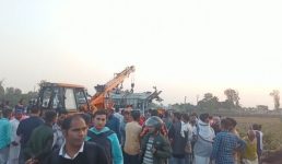Uttarakhand : बाल दिवस कार्यक्रम से लौट रही स्कूल बस ट्रक से भिड़ी, छात्रा समेत 2 की मौत, कई घायल