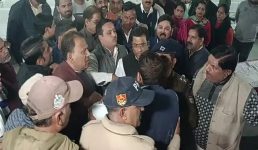 हरिद्वार नगर निगम में बड़ा हंगामा, बीजेपी पार्षदों ने मेयर के पति पर आरोप लगाकर धरना किया, पुलिस भी पहुंची