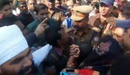 Video खटीमा ब्लॉक में समितियों के गठन पर जमकर हुआ हंगामा, महिला बीडीसी सदस्य से खींचतान, जमकर हुई धक्का मुक्की, देखिए