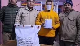 50 पव्वे अवैध अंग्रेजी शराब के साथ होटल मालिक गिरफ्तार, होटल में ही बेची व पिलाई जा रही थी