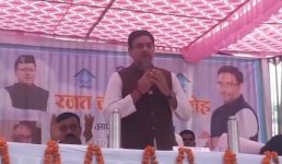 खटीमा में दुग्ध मंत्री बहुगुणा ने उधम सिंह नगर डेयरी के रजत जयंती कार्यक्रम में की शिरकत, डेयरी कर्मचारियों से भी की मुलाकात