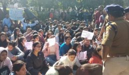 छात्रा के यौन शोषण के मामले में छात्रों के धरना प्रदर्शन के बाद जागा प्रशासन, आरोपी डॉक्टर हिरासत में, निलंबित भी किया
