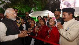 तस्वीरें : विजय दिवस की पूर्व संध्या पर सेना के कार्यक्रम में शामिल हुए पीएम मोदी, राष्ट्रपति द्रौपदी मुर्मू भी रहीं मौजूद