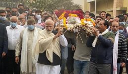 पंचतत्व में विलीन हुईं प्रधानमंत्री मोदी की मां हीराबेन, पीएम मोदी ने दी मुखाग्नि