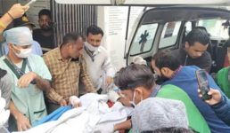 Video हल्द्वानी में स्कूल के सामने छात्र को बुरी तरह चाकू से गोदा, घायल छात्र अस्पताल में भर्ती