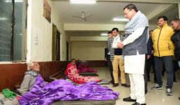 मुख्यमंत्री ने सभी जिलाधिकारियों से बेघरों के सर्दी से बचाव उपाय को कहा, खुद राजधानी में बांटे कंबल