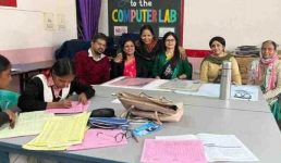 Uttarakhand अध्यापक फोटो खिंचवाने में व्यस्त, बच्चे बना रहे परीक्षा परिणाम, फोटो सामने आने के बाद जांच के आदेश