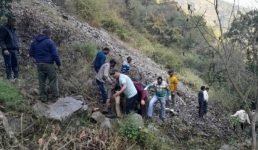 पौड़ी जिले में शादी से वापस लौट रहा वाहन दुर्घटनाग्रस्त, 2 महिलाओं की मौत, 2 बच्चों समेत 4 घायल