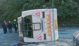 उत्तराखंड में यहां कार से टकराकर यात्रियों से भरी बस पलटी, मची चीख-पुकार