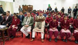 सीएम धामी ने बच्चों के साथ सुनी प्रधानमंत्री की मन की बात, कहा प्रधानमंत्री से मिलती है प्रेरणा