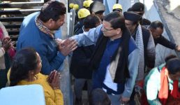 सीएम धामी ने जोशीमठ आपदा प्रभावितों से मुलाकात की, भावुक होकर घबराए लोगों ने सामने रखी अपनी चिंता