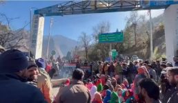 जोशीमठ में धरती का तांडव, जमीन फटने से खतरे में आए लोग लगा रहे सरकार से मदद की गुहार, राजमार्ग को जाम किया