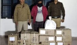 अल्मोड़ा में भारी मात्रा में अवैध अंग्रेजी शराब बरामद, पुलिस ने एक व्यक्ति को हिरासत में लिया