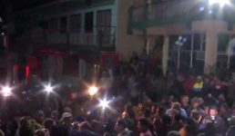 जोशीमठ में लोग सड़कों पर आ गए, नहीं ध्वस्त करने दे रहे प्रशासन को जर्जर भवन