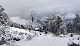 उत्तराखंड में कई जगहों पर बर्फबारी, सफेद हुए औली, चकराता जैसे हिल स्टेशन