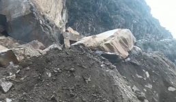 ऋषिकेश-बद्रीनाथ राष्ट्रीय राजमार्ग पर चट्टान गिरी, एक बाइक सवार की दबकर मौत
