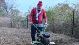 Uttarakhand, जब सवेरे-सवेरे खेत जोतने निकल गये मुख्यमंत्री धामी, गांव वालों से भी मुलाकात की