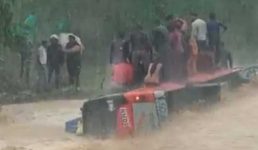 Video उत्तराखंड में बरसाती नाले में पलटी यात्री बस, 20 से ज्यादा लोग सवार थे