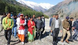उत्तरकाशी के सीमांत गांव पहुंचे केन्द्रीय मंत्री सिंधिया, केन्द्रीय योजनाओं का जायजा लिया, कहा पीएम मोदी मंत्रियों को सीमांत गांवों में समीक्षा के लिए भेज रहे हैं
