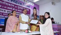 अन्तर्राष्ट्रीय महिला दिवस कार्यक्रम में सीएम धामी ने की दो घोषणाएं, कहा हमारी संस्कृति में पुरुष की परिकल्पना नारी के बिना अधूरी