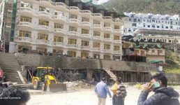 केदारनाथ यात्रा मार्ग में अतिक्रमण तोड़ा गया, कड़ी निगरानी और तुरंत कार्रवाई के आदेश