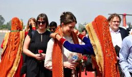 Uttarakhand, जी-20 सम्मेलन के लिए रामनगर पहुंचे विदेशी मेहमान, पारंपरिक तरीके से किया गया स्वागत