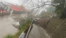 मसूरी में तेज बारिश के कारण होटल की दीवार गिरी, मलबे में दबे कई वाहन