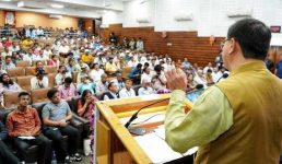 सीएम धामी ने सेब उत्पादन के क्षेत्र में सराहनीय कार्य करने वाले कृषकों को सम्मानित किया, कहा प्राकृतिक खेती पर अधिक ध्यान देना होगा