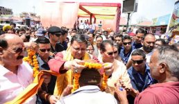 चारधाम जा रहे श्रद्धालुओं का माल्यार्पण कर मुख्यमंत्री धामी ने किया स्वागत, कहा राज्य के लिए उत्सव है ये यात्रा