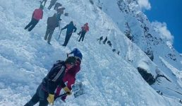 केदारनाथ यात्रा तैयारियों में भारी बर्फबारी बनी बाधा, ग्लेशियर आने से मार्ग अवरूद्ध, खोलने का कार्य जारी