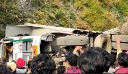 Video मसूरी में ऊपर सड़क से नीचे सड़क पर गिरा वाहन, चालक की मौत और एक व्यक्ति घायल