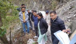 पिथौरागढ़ जिलाधिकारी ने सीमांत इलाकों तेजम, नाचनी और बांसबगड़ का दौरा किया, आपदा के तहत हुए सुरक्षात्मक कार्यों का निरीक्षण किया