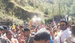 Video बाबा केदारनाथ की उत्सव डोली गद्दी स्थल ऊखीमठ से केदारनाथ धाम के लिए रवाना हो गई, 25 अप्रैल को प्रातः खुलेंगे कपाट