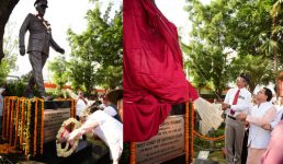 सीएम धामी ने देहरादून में किया सीडीएस जनरल बिपिन रावत की प्रतिमा का अनावरण और स्मारक का लोकार्पण, लगभग 50 लाख की लागत से एम.डी.डी.ए. द्वारा है निर्मित