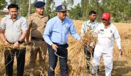 Uttarakhand News, डीएम और एसडीएम यहां खेत में फसल काटते नजर आए, जानिए आखिर क्या है मामला