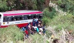 Uttarakhand News, खाई में गिरी रोडवेज की बस, 2 की मौत, कई घायल, 40 से ज्यादा थे सवार, देखिए वीडियो
