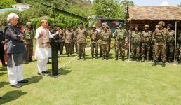 5 जवानों की शहादत के बाद रक्षा मंत्री राजनाथ सिंह पहुंचे राजौरी, कहा सरकार और देश के लोग हमेशा सशस्त्र बलों के साथ हैं