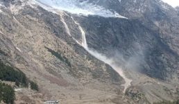 चीन सीमा पर दारमा घाटी में टूटा ग्लेशियर, कई ग्रामीण और पर्यटक फंसे