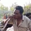 उत्तराखंड में यहां गुस्साए युवक ने चबा लिया जिंदा सांप, सोशल मीडिया पर वायरल हो रहा है वीडियो