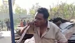 उत्तराखंड में यहां गुस्साए युवक ने चबा लिया जिंदा सांप, सोशल मीडिया पर वायरल हो रहा है वीडियो