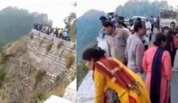 उत्तराखंड में सेल्फी लेने के चक्कर में युवक खाई में गिरा, 3 घंटे रेस्क्यू अभियान चलाकर निकाला गया शव