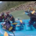 Video उत्तराखंड में राफ्टिंग कर रहे पर्यटक आपस में लड़ पड़े, चप्पुओं से किया एक दूसरे पर हमला