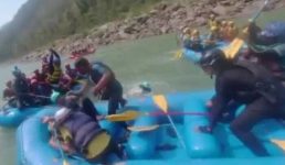 Video उत्तराखंड में राफ्टिंग कर रहे पर्यटक आपस में लड़ पड़े, चप्पुओं से किया एक दूसरे पर हमला