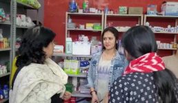 धामी सरकार का सख्त कदम, बच्चों की सुरक्षा के लिए प्रदेशभर में कफ सिरप पर बड़ी कार्रवाई, 170 नमूने जांच को भेजे, देहरादून में 7 मेडिकल स्टोरों के लाइसेंस निरस्त, संदिग्ध सिरप जब्त और नमूने सील धामी सरकार का सख्त कदम, बच्चों की सुरक्षा के लिए प्रदेशभर में कफ सिरप पर बड़ी कार्रवाई, 170 नमूने जांच को भेजे, देहरादून में 7 मेडिकल स्टोरों के लाइसेंस निरस्त, संदिग्ध सिरप जब्त और नमूने सील