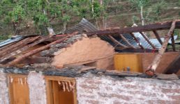 धारचूला में आंधी तूफान से उड़ी एक घर की छत, परिवार के लोग बाल-बाल बचे