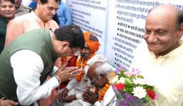 सीएम धामी ने ऋषिकेश में चारधाम यात्रियों के लिए बने रजिस्ट्रेशन ऑफिस कम ट्रांजिट कैम्प का लोकार्पण किया, श्रद्धालुओं से बातचीत भी की