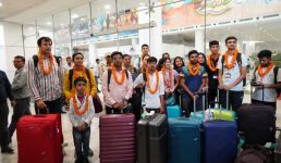 एक छात्रा की ईमेल और सीएम का एक्शन, मणिपुर से छात्र-छात्राएं सकुशल लौटे देहरादून, एयरपोर्ट पर जताया मुख्यमंत्री धामी का आभार