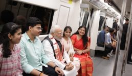दिल्ली मेट्रो में सफर कर DU पहुंचे पीएम मोदी, यात्री हैरान, जानिए क्या है मामला और देखिए तस्वीरें